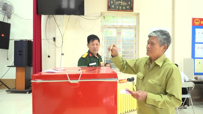 Cử tri xã Yên Xuân hồ hởi, phấn khởi, vui mừng đi bỏ phiểu bầu cử trong ngày hội của Non sông, Đất nước.. Cụ bà Đinh Thị Nhượng cử tri 102 tuổi chia sẻ 