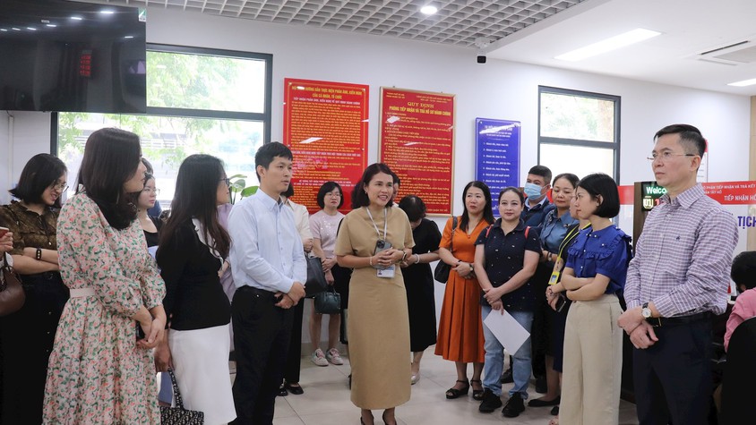 Gần 100 cán bộ, công chức đi thực tế về cải cách hành chính tại quận Tây Hồ