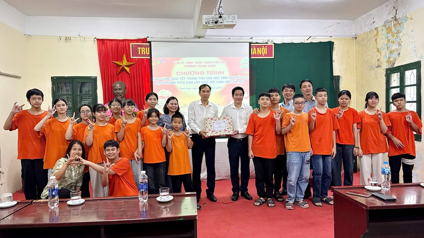 Lãnh đạo phường Thanh Xuân thăm, tặng quà học sinh Trường PTCS dân lập dạy trẻ câm điếc Hà Nội