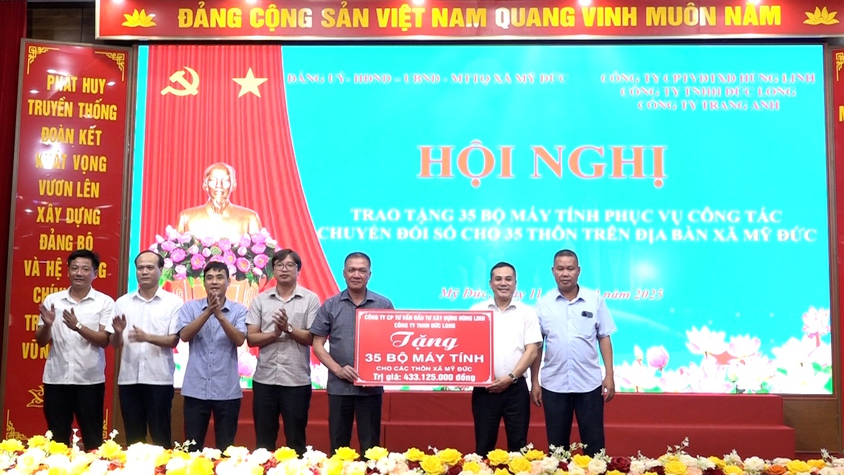 Xã Mỹ Đức trao tặng 35 bộ máy tính cho 35 thôn phục vụ công tác chuyển đổi số ở cơ sở
