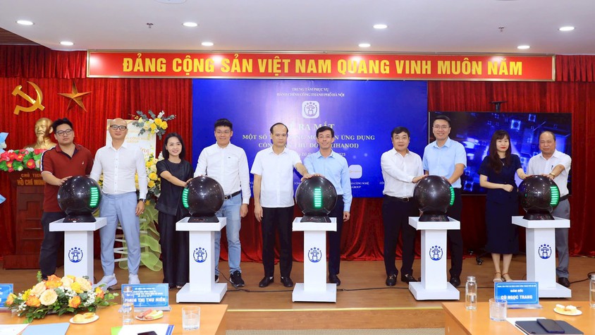Trung tâm Phục vụ hành chính công Hà Nội ra mắt 9 tính năng mới trên ứng dụng Công dân Thủ đô số (iHanoi), đồng thời, ra mắt mô hình Điểm phục vụ hành chính công lưu động tại xã Mỹ Đức