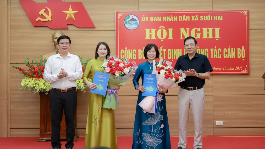   Xã Suối Hai công bố và trao các Quyết định về công tác cán bộ