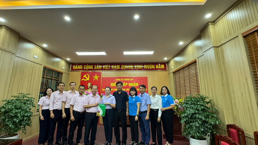 Ngân hàng Chính sách xã hội Thành phố Hà Nội chia sẻ khó khăn với người dân trên địa bàn xã Trung Giã, Đa Phúc trong đợt lũ vừa qua.