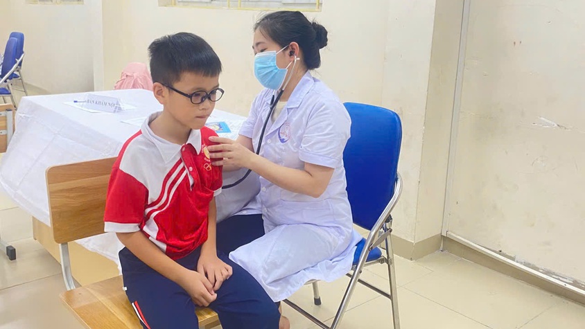 Phường Việt Hưng tổ chức khám, kiểm tra sức khỏe cho học sinh các trường trên địa bàn