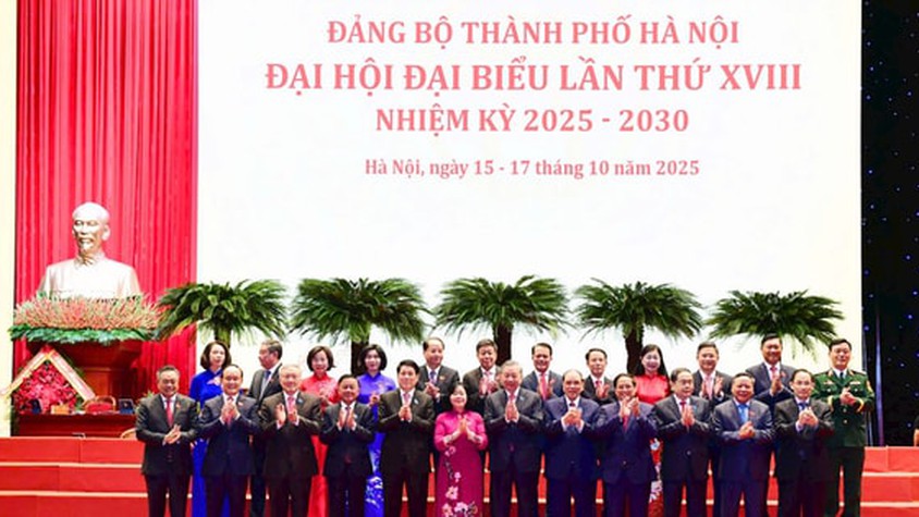 Đồng chí Bùi Thị Minh Hoài tiếp tục giữ chức Bí thư Thành ủy Hà Nội khóa XVIII