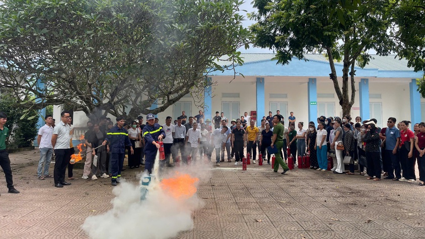 UBND XÃ BA VÌ TỔ CHỨC HỘI NGHỊ TUYÊN TRUYỀN, PHỔ BIẾN PHÁP LUẬT, KIẾN THỨC, KỸ NĂNG VÀ HUẤN LUYỆN NGHIỆP VỤ VỀ PCCC VÀ CNCH