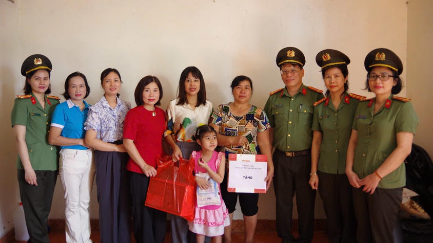 PHÒNG PA06 - CÔNG AN TP HÀ NỘI THĂM TẶNG QUÀ CHỊ EM PHỤ NỮ CÓ HOÀN CẢNH KHÓ KHĂN TẠI XÃ VÂN ĐÌNH VÀ HOÀ XÁ