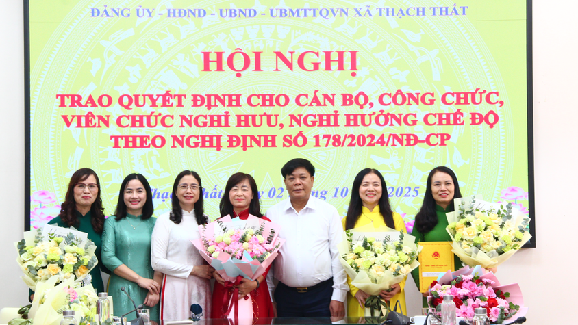 Xã Thạch Thất trao quyết định cho cán bộ, công chức, viên chức nghỉ hưu, nghỉ hưởng chế độ theo Nghị định số 178/2024/NĐ-CP.