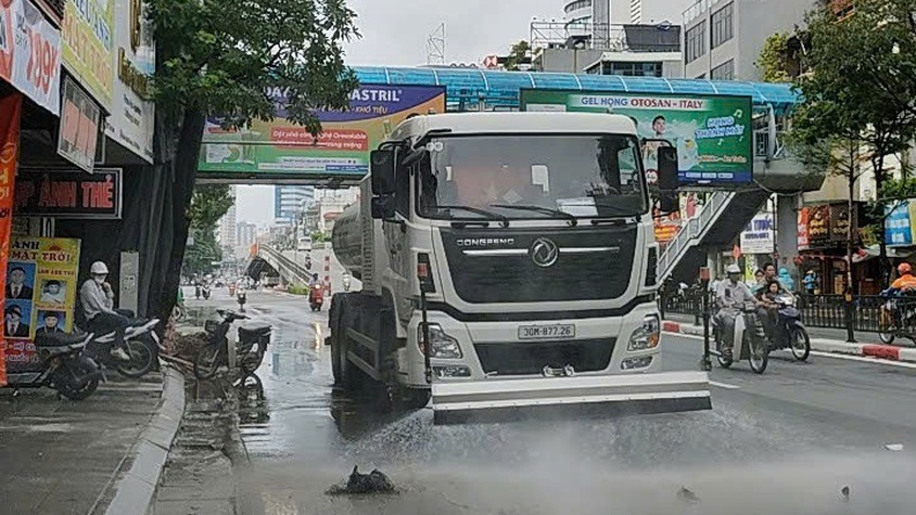 Công ty TNHH MTV Môi trường Đô thị Hà Nội, Chi nhánh Đống Đa thần tốc ra quân dọn dẹp vệ sinh môi trường sau bão