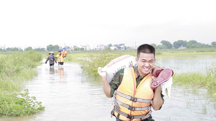 Xã Đa Phúc: Khoảng 350 bộ đội, dân quân hỗ trợ người dân thu hoạch lúa chạy lũ