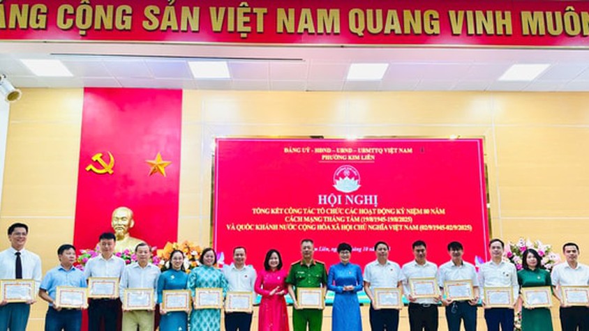 Phường Kim Liên: Khen thưởng trong tổ chức hoạt động kỷ niệm 80 năm Quốc khánh