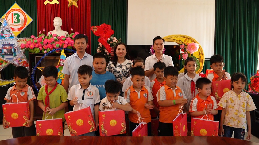 Tặng 27 suất quà Trung thu cho lớp học tình thương