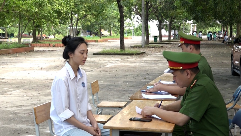 Công an xã Mỹ Đức kiểm tra, xử lý học sinh vi phạm về trật tự an toàn giao thông
