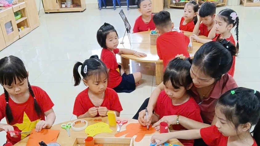HOẠT ĐỘNG STEM “BÉ LÀM ĐÈN TRUNG THU” CỦA LỚP MẪU GIÁO LỚN MẦM NON YÊN MỸ