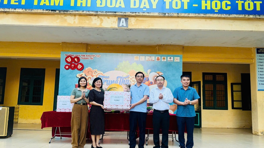 Xã Thanh Trì: Đem Trung thu yêu thương đến với học sinh Trường Dạy trẻ Khuyết tật
