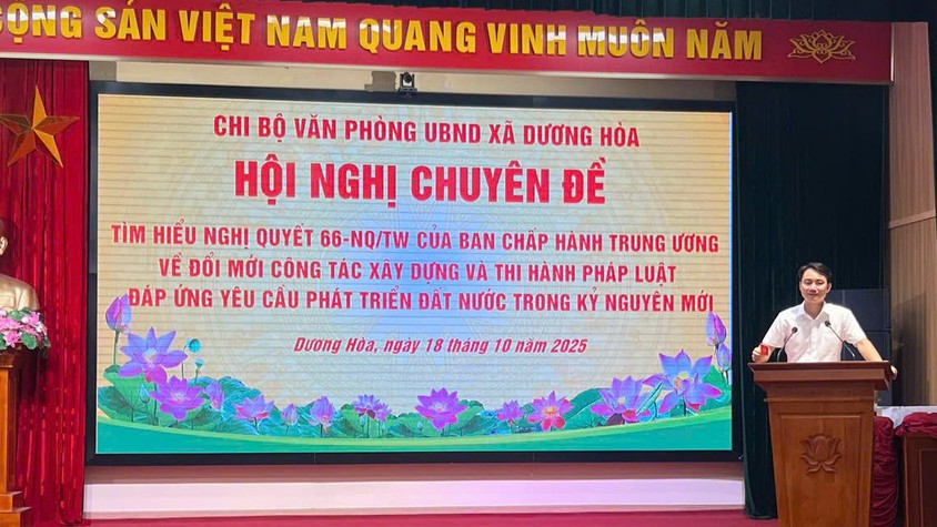 Chi bộ Văn phòng UBND xã Dương Hòa tổ chức sinh hoạt chuyên đề tháng 10/2025 và trao thẻ Đảng cho các đồng chí Đảng viên.