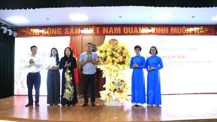 Đồng chí Phạm Quang Thanh, Thành ủy viên, Bí thư Đảng ủy, Chủ tịch HĐND phường Ba Đình trở thành hội viên danh dự của tổ chức Hội