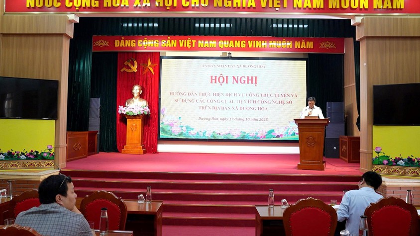 Trên 200 đại biểu xã Dương Hoà được hướng dẫn thực hiện dịch vụ công trực tuyến và sử dụng các công cụ AI, tiện ích công nghệ số 
