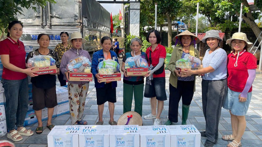 Người dân xã Dương Hoà sẻ chia cùng bà con vùng bão lũ