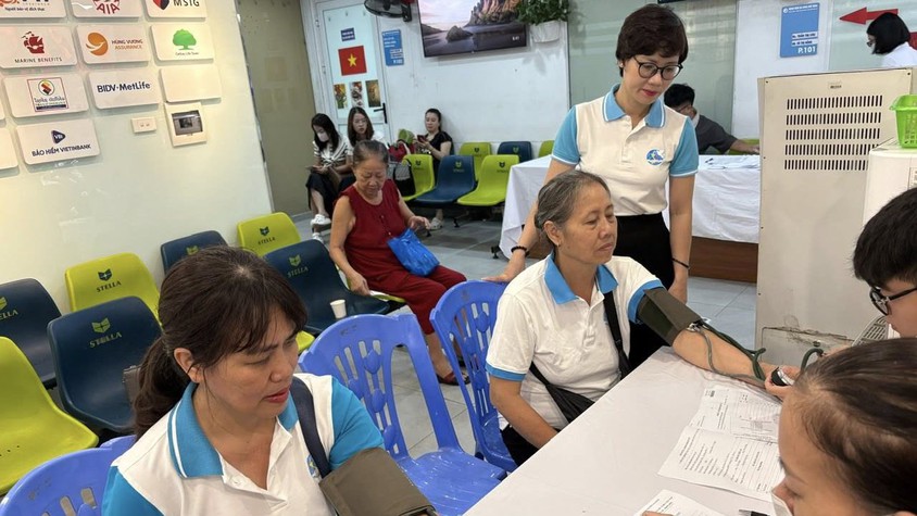 HỘI LHPN PHƯỜNG BA ĐÌNH TỔ CHỨC KHÁM SỨC KHỎE MIỄN PHÍ CHO CÁN BỘ, HỘI VIÊN