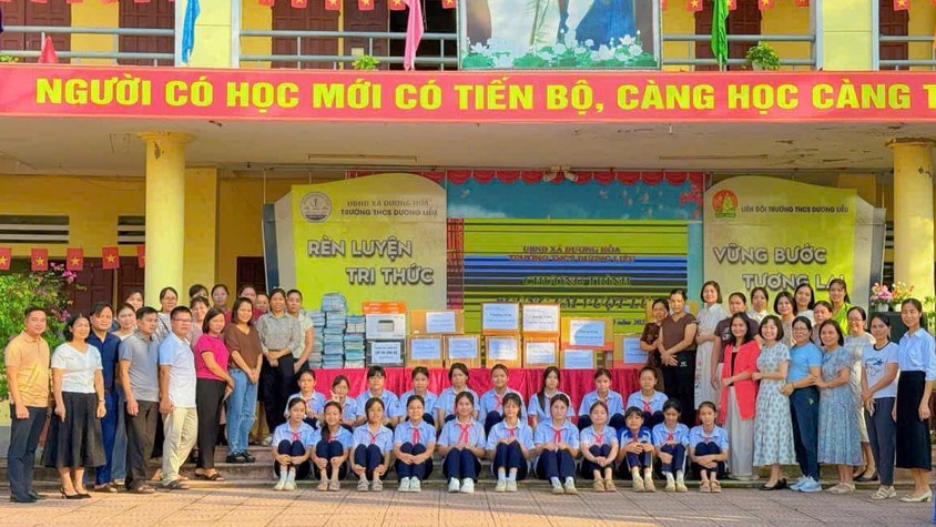 Các trường học trên địa bàn xã ủng hộ sách vở, đồ dùng cho học sinh vùng lũ 
