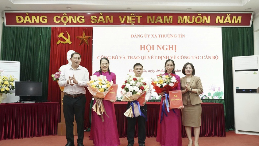Đảng ủy xã Thường Tín công bố và trao Quyết định về công tác cán bộ