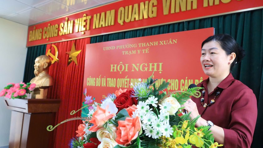 Phường Thanh Xuân tổ chức hội nghị công bố và trao quyết định nghỉ hưu cho cán bộ Trạm Y tế phường