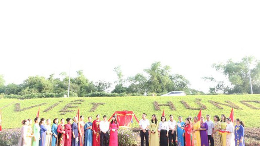 Hội LHPN Phường: Ra mắt mô hình Dân vận khéo “Phủ xanh mái đê” chào mừng kỷ niệm 95 năm thành lập Hội LHPN Việt Nam (20/10/1930 - 20/10/2025)