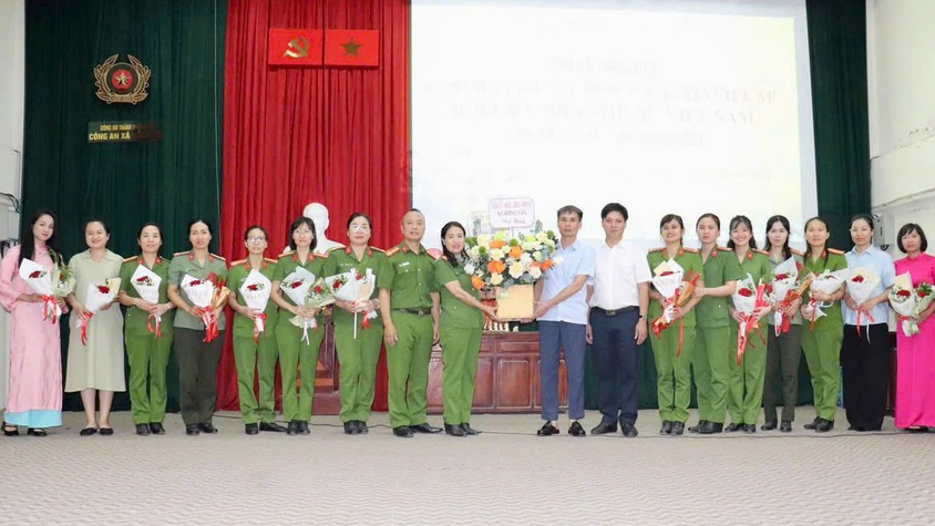 CÔNG AN XÃ HỒNG VÂN TỔ CHỨC GẶP MẶT KỶ NIỆM NGÀY PHỤ NỮ VIỆT NAM 20/10