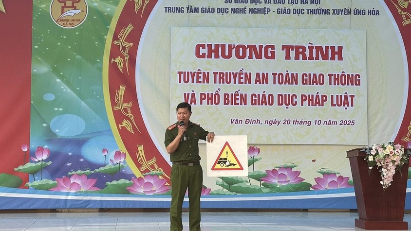 CÔNG AN XÃ VÂN ĐÌNH TUYÊN TRUYỀN LUẬT GIAO THÔNG CHO HỌC SINH TRUNG TÂM GDNN – GDTX ỨNG HÒA