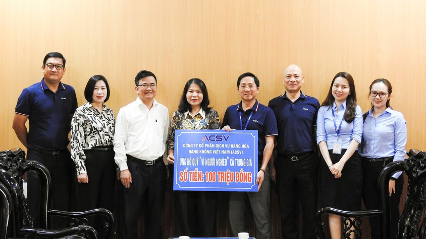 CÔNG TY ACSV ỦNG HỘ QUỸ “VÌ NGƯỜI NGHÈO” XÃ TRUNG GIÃ 100 TRIỆU ĐỒNG