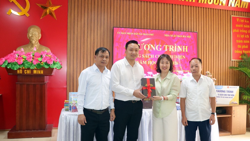 Nhà xuất bản Hà Nội: tặng hơn 700 đầu sách cho thư viện Trường Tiểu học Hoàng Văn Thụ và Trường Tiểu học Hữu Văn