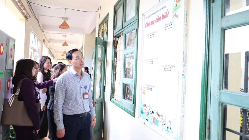 Thường trực Hội đồng nhân dân xã Phú Nghĩa tổ chức khảo sát cơ sở vật chất của một số trường học trên địa bàn xã