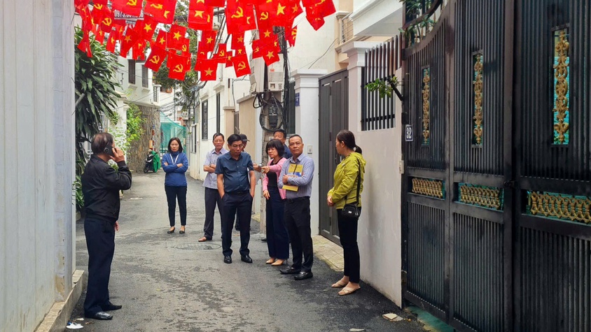 Thường trực Đảng ủy phường Bồ Đề khảo sát thực tế theo kiến nghị của các tổ dân phố tại kỳ họp giao ban quý III năm 2025
