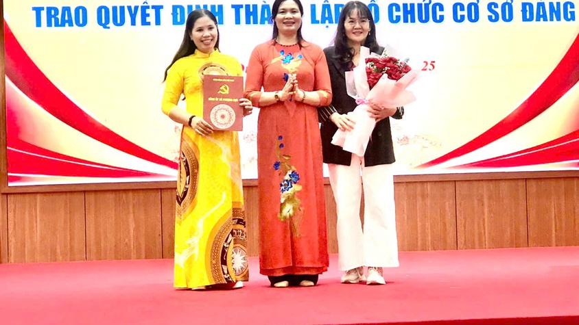 Trao các quyết định thành lập Tổ chức cơ sở Đảng