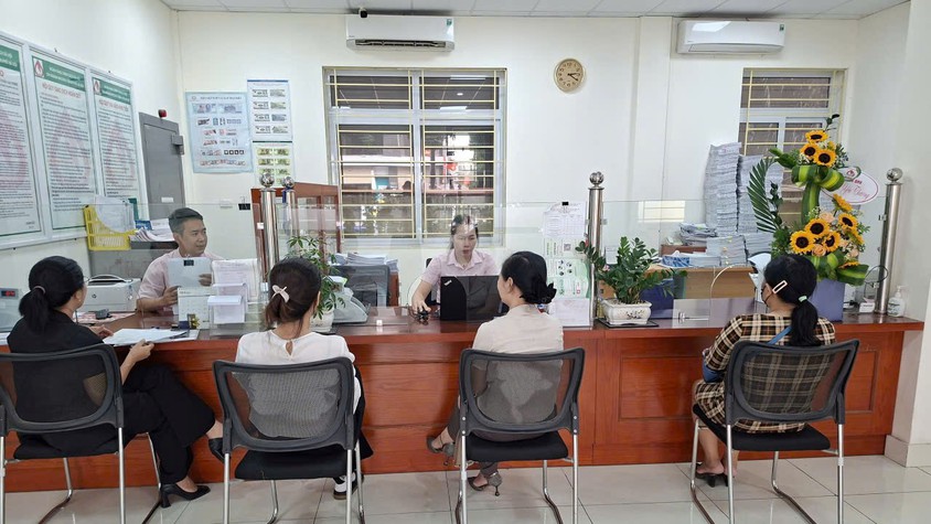 Phòng giao dịch NHCSXH Đông Anh giải ngân khoản vay đầu tiên theo chương trình “Sinh viên ngành STEM”.