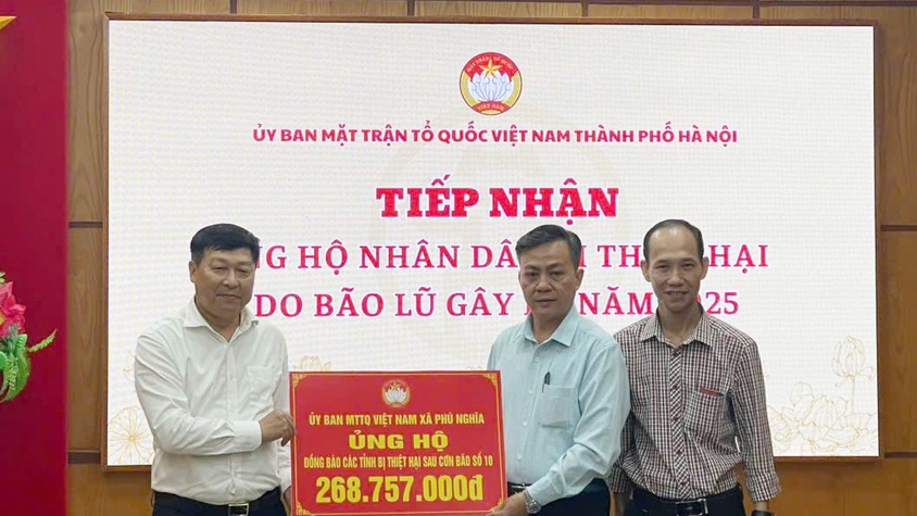 Đảng bộ, chính quyền và nhân dân xã Phú Nghĩa chung tay hỗ trợ đồng bào lũ lụt 518.757.000 đồng

