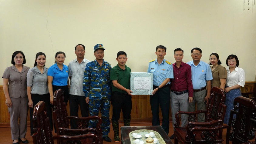 Lãnh đạo xã Thanh Oai động viên lực lượng quân đội giúp Nhân dân thu hoạch lúa mùa