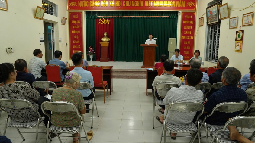 Đồng chí Khuất Hữu Tuấn - Phó Bí thư thường trực Đảng ủy xã dự sinh hoạt Chi bộ thôn Ngọc Liên