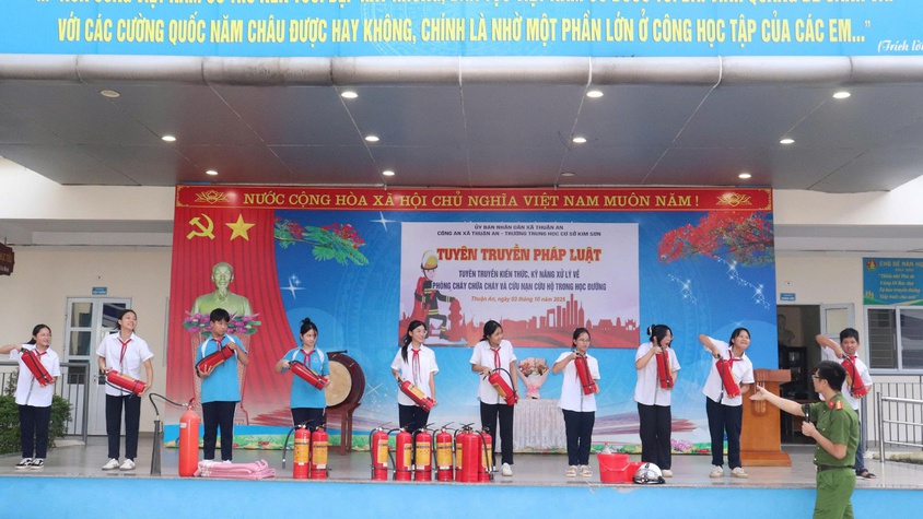 Tuyên truyền phòng cháy chữa cháy cho hơn 1.200 cán bộ, giáo viên, học sinh, phụ huynh trường THCS Kim Sơn