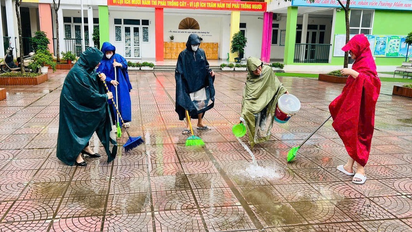 CÁN BỘ, GIÁO VIÊN, NHÂN VIÊN TRƯỜNG MẦM NON CỔ NHUẾ 2 TÍCH CỰC VỆ SINH MÔI TRƯỜNG SAU MƯA BÃO