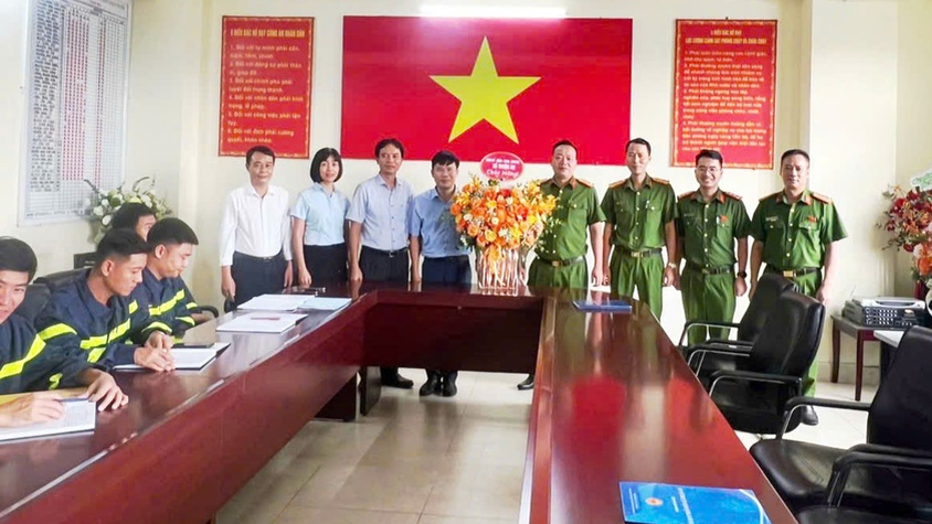 UBND xã Thuận An thăm, chúc mừng Đội Chữa cháy và cứu nạn cứu hộ khu vực số 19 nhân Ngày truyền thống lực lượng Cảnh sát PCCC