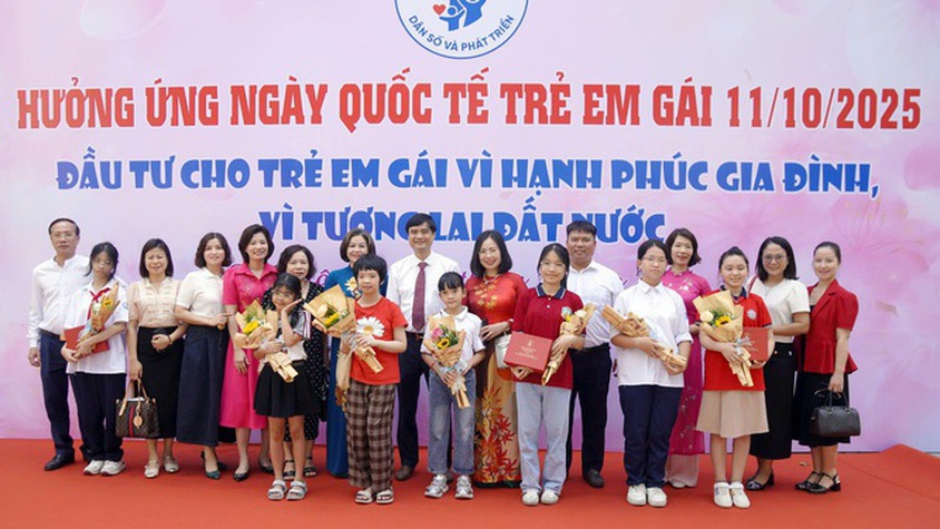 Phường Long Biên biểu dương trẻ em gái chăm ngoan học giỏi nhân Ngày Quốc tế Trẻ em gái 11/10