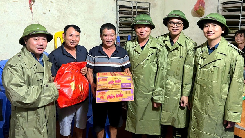 Đồng chí Chủ tịch UBND xã kiểm tra, động viên lực lượng ứng trực phòng, chống ngập úng trên địa bàn