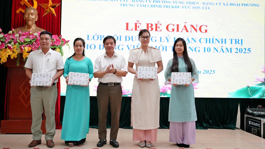 Sơn Tây: bế giảng lớp Bồi dưỡng lý luận chính trị cho đảng viên mới tháng 10 năm 2025