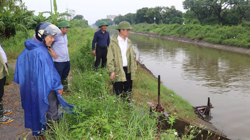 Lãnh đạo xã Thuận An kiểm tra hệ thống tiêu thoát nước phục vụ sản xuất trên địa bàn