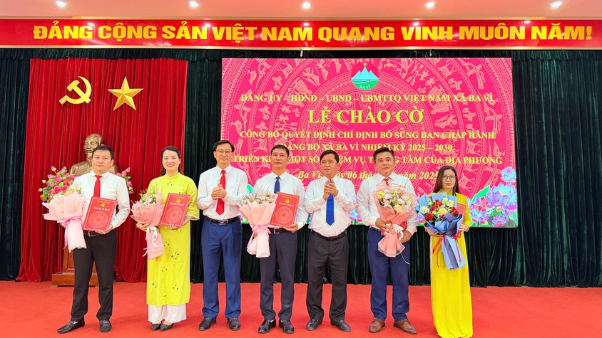 XÃ BA VÌ TỔ CHỨC LỄ CHÀO CỜ THÁNG 10 VÀ CÔNG BỐ QUYẾT ĐỊNH BỔ SUNG BAN CHẤP HÀNH ĐẢNG BỘ NHIỆM KỲ 2025–2030