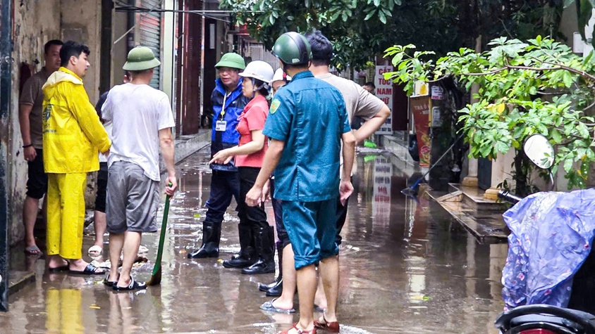 ĐỒNG CHÍ TRẦN THỊ PHƯƠNG HOA - THÀNH ỦY VIÊN, BÍ THƯ ĐẢNG ỦY, CHỦ TỊCH HĐND PHƯỜNG CÙNG ĐOÀN CÔNG TÁC KIỂM TRA CÔNG TÁC ỨNG PHÓ CƠN BÃO SỐ 11, ĐỘNG VIÊN NHÂN DÂN CHỦ ĐỘNG TRƯỚC TÌNH HÌNH MƯA BÃO TRÊN ĐỊA BÀN