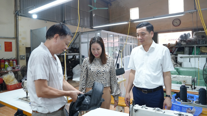 Thường trực Đảng ủy xã Gia Lâm làm việc với hợp tác xã làng nghề Kiêu Kỵ