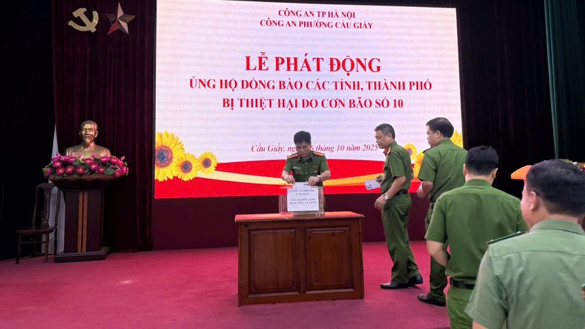 Công an phường Cầu Giấy chung tay ủng hộ đồng bào bị thiệt hại do cơn bão số 10